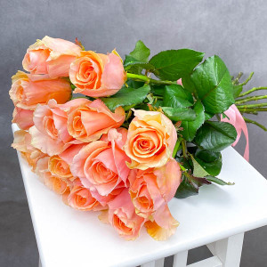 Букет розово-персиковых роз (50см)